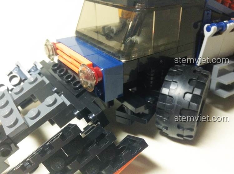 Chi tiết hệ thống lái và bánh xe của mô hình Chiến Cơ GUDI 8617, cho thấy khả năng điều hướng linh hoạt.