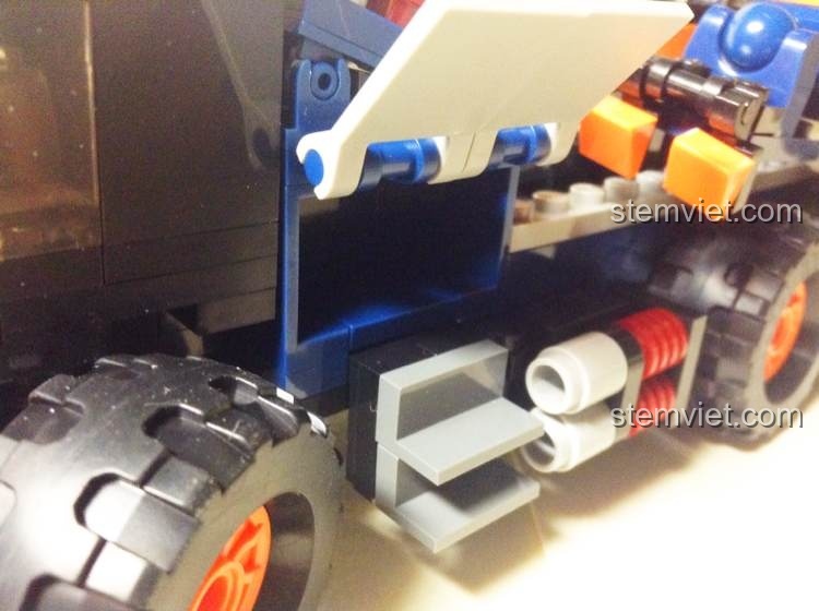 Hộp chứa đồ tiện lợi trên mô hình Chiến Cơ GUDI 8617, tăng tính thực tế và khả năng tương tác.