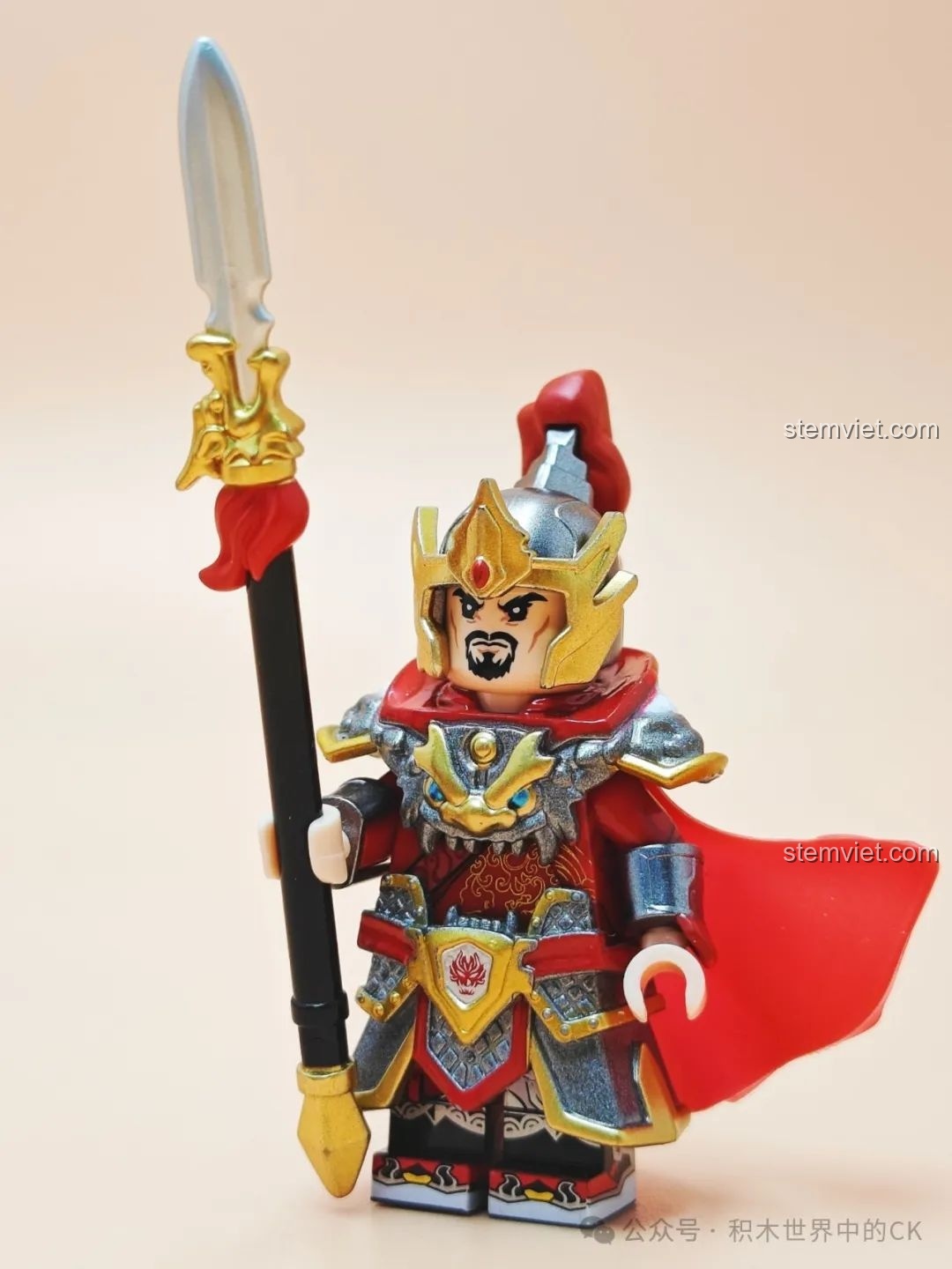 Trải nghiệm Kuzao Studio 11722 Danh tướng Nhạc Phi trong bộ giáp kim loại đầy đủ, tay cầm Lịch Tuyền Thương, toát lên vẻ uy dũng.