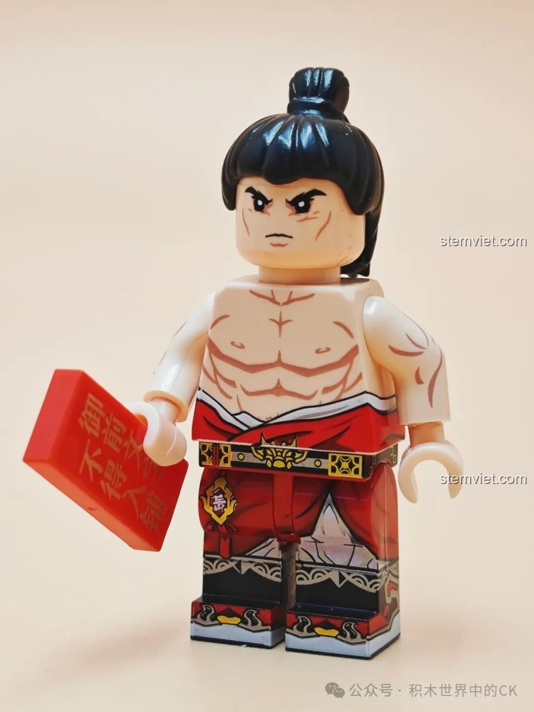 Trải nghiệm Kuzao Studio 11722 Minifigure Nhạc Phi với thân hình cởi trần, khoe các chi tiết cơ bắp và hình xăm được in sắc nét.