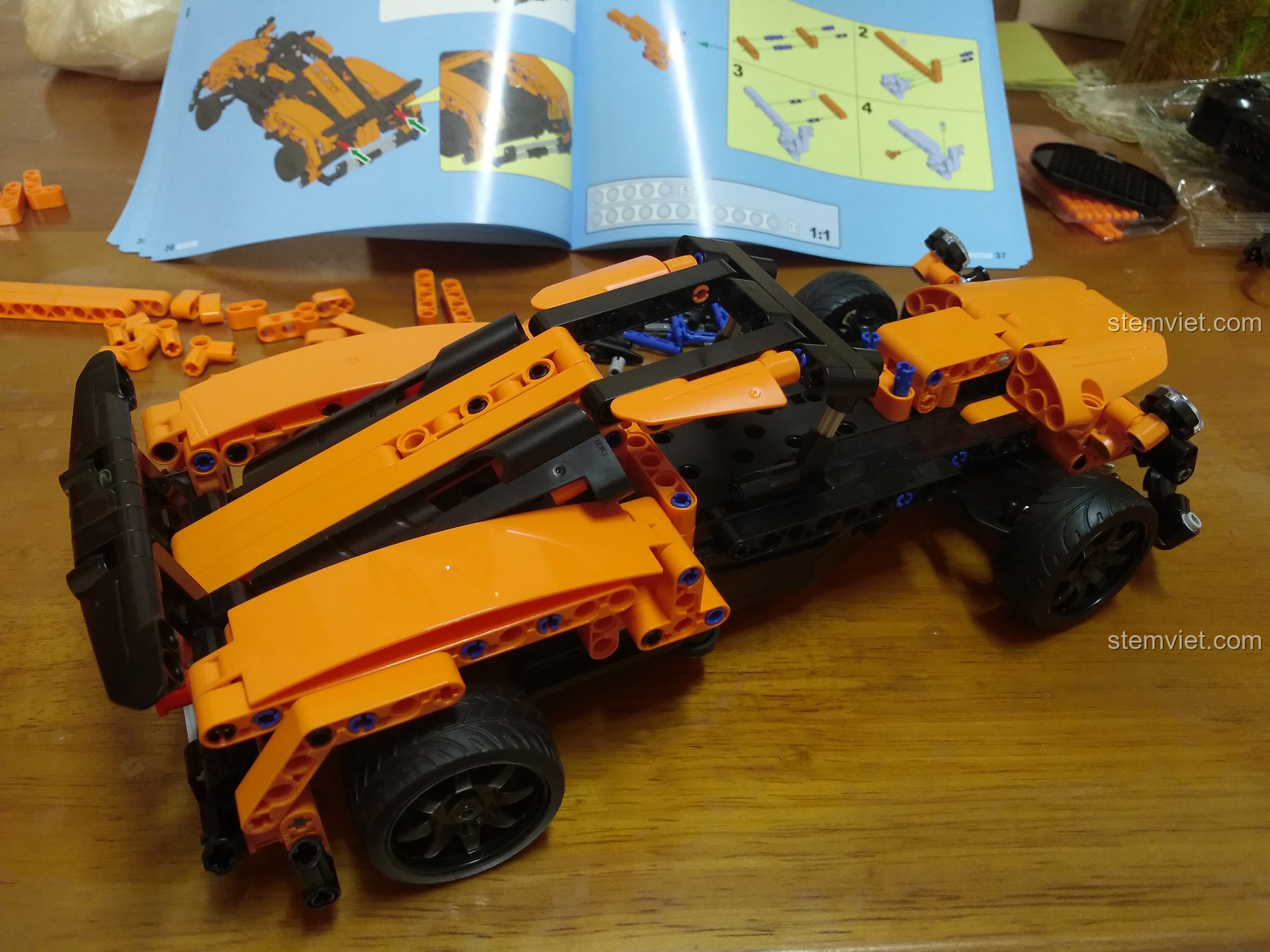 Trải nghiệm CaDA C51051 Porsche 918 Spyder với các bước lắp ráp khung xe, rèn luyện sự kiên nhẫn cho trẻ.