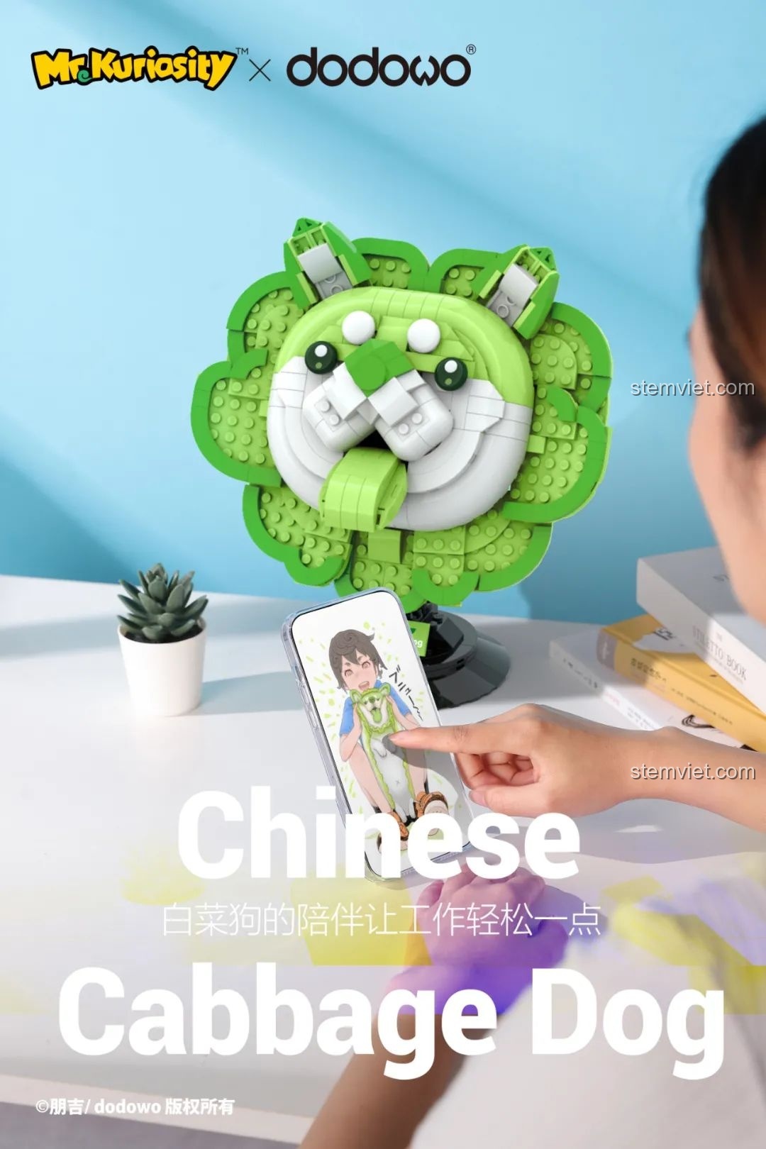 Trải nghiệm lắp ráp bộ đồ chơi Chó Cải Thảo 12601, mô hình được đặt cạnh điện thoại hiển thị hình ảnh nhân vật gốc.