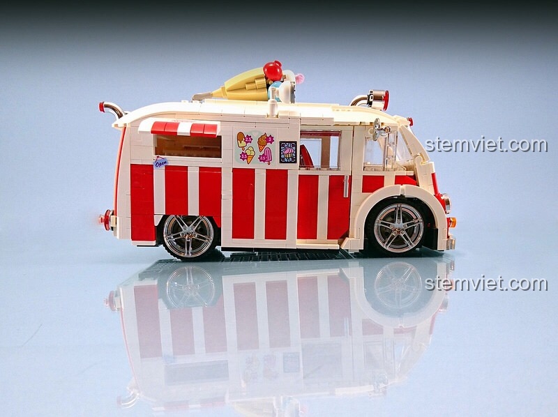 Trải nghiệm lắp ráp hông xe của mô hình Xe Bán Kem Vintage Xingbao với các sticker trang trí sinh động.