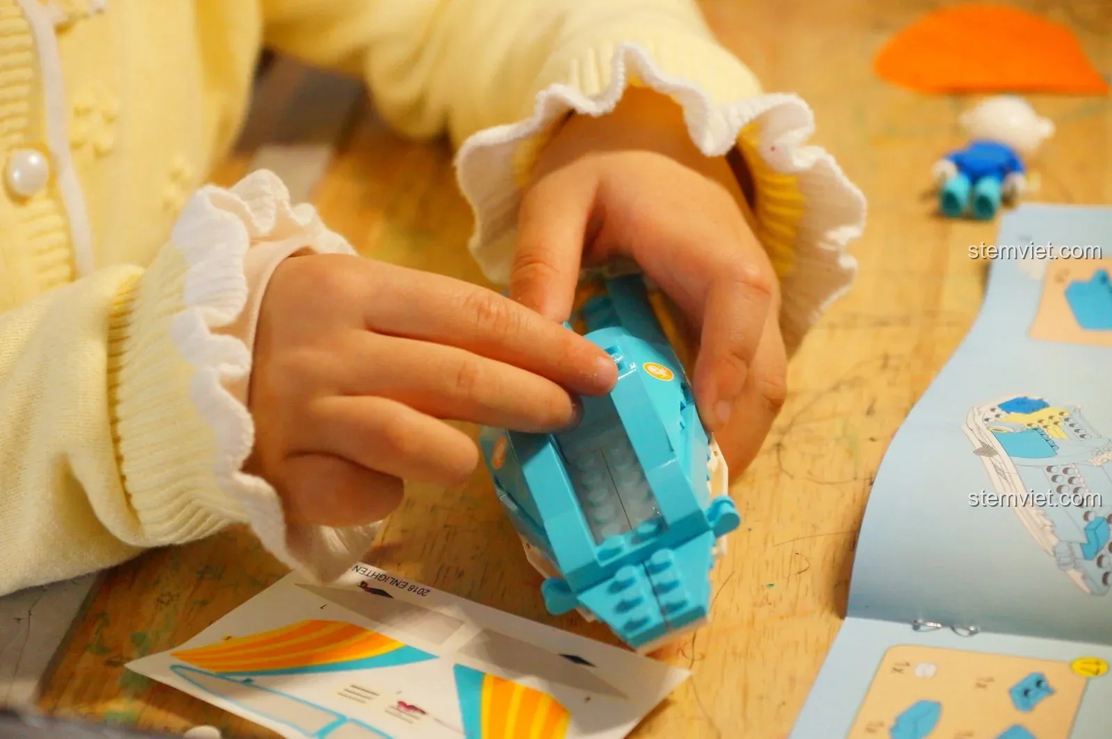 Bé đang hoàn thiện phần thân của Tàu Ngầm Cá Kiếm Gup-B, một công đoạn trong trải nghiệm QMAN 3702.