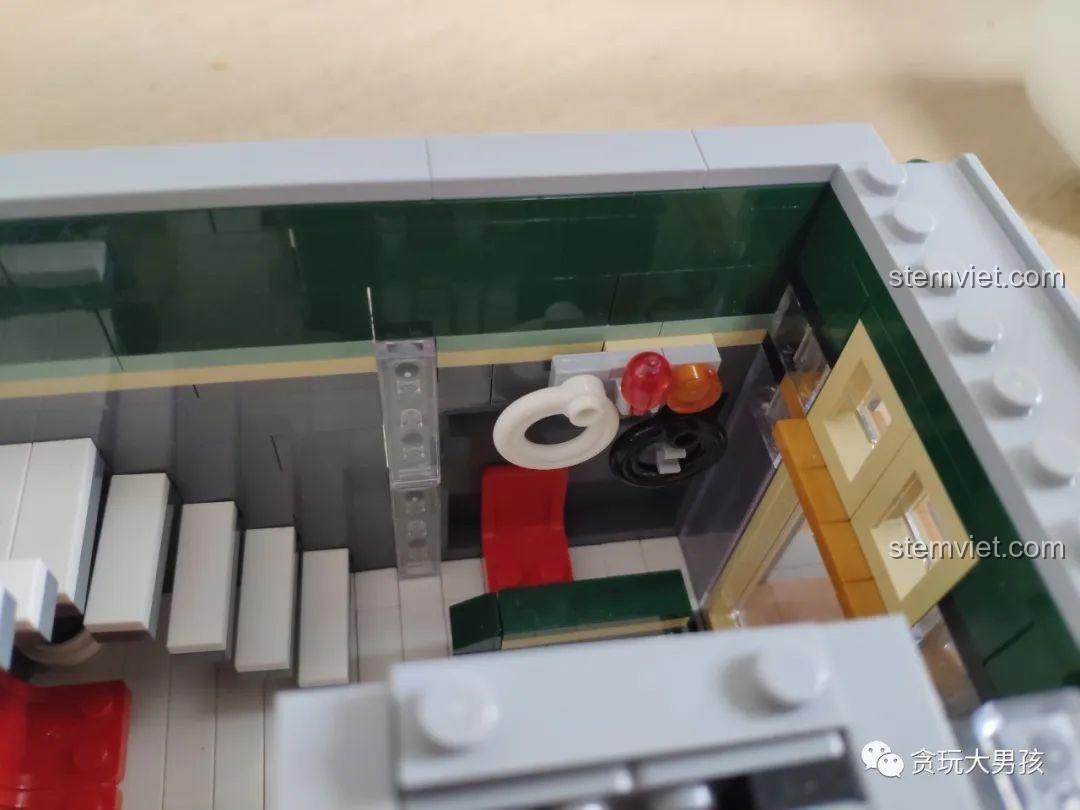 Chi tiết giá treo chìa khóa bị thay đổi trong bộ Leier 10004, một điểm khác biệt so với thiết kế gốc.