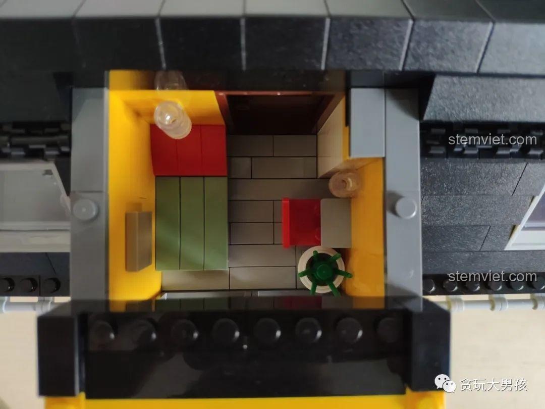 Căn phòng với cửa sổ lớn trên tầng 3 của Leier 10004, mang lại cảm giác thoáng đãng.