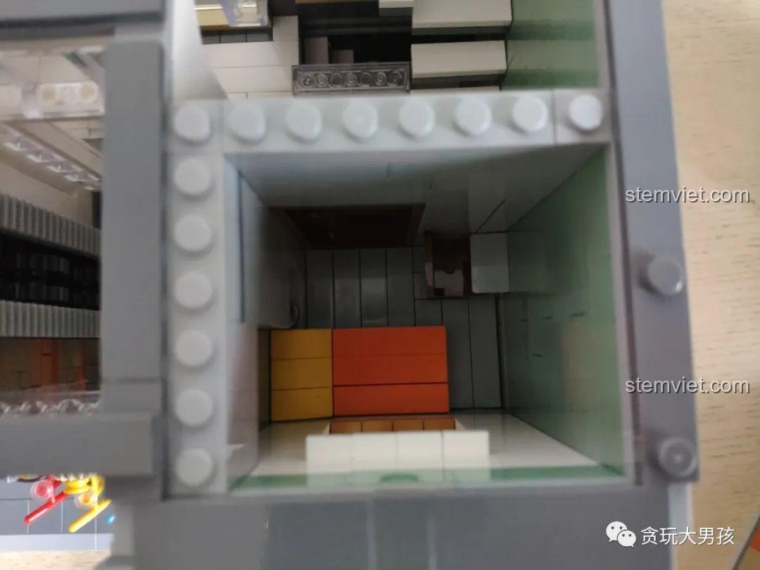 Một căn phòng nhỏ khác trong bộ Leier 10004, mô tả không gian sống chật hẹp nhưng ấm cúng.