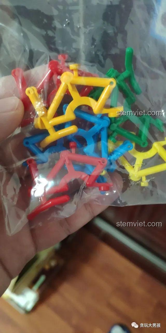 Những chiếc xe đạp mini trong bộ Leier 10004 có phần ghi đông bị lệch, một lỗi nhỏ về chất lượng.