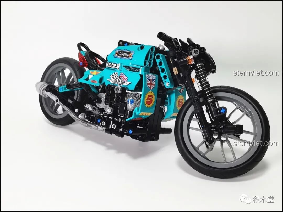 Góc nhìn 3/4 của mô hình xe máy độ Lucky Star 50025, thể hiện rõ thiết kế khí động học và phong cách cổ điển đặc trưng.