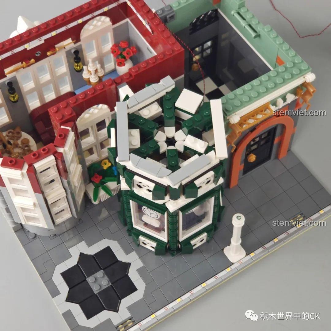 Cấu trúc bên trên của cửa kính lục giác trong bộ Mould King 16005.