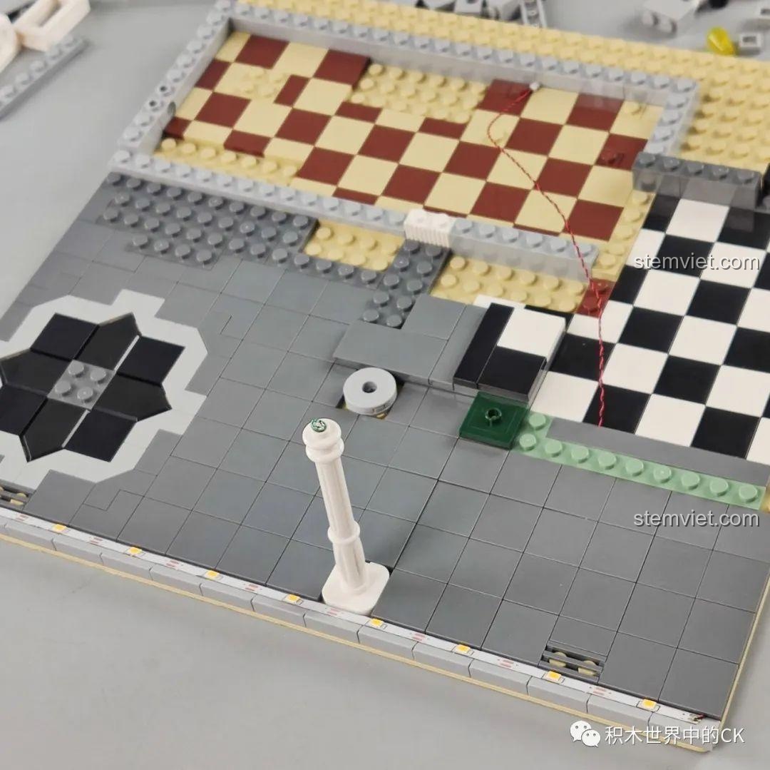 Quá trình lắp ráp tầng 1 của bộ Cửa Hàng Sưu Tầm Đồ Cổ, bắt đầu với phần nền.