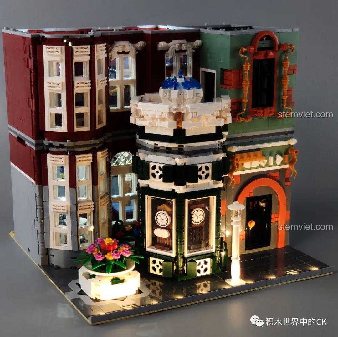 Toàn bộ mô hình Tòa nhà Phố Cổ Mould King 16005 được thắp sáng.