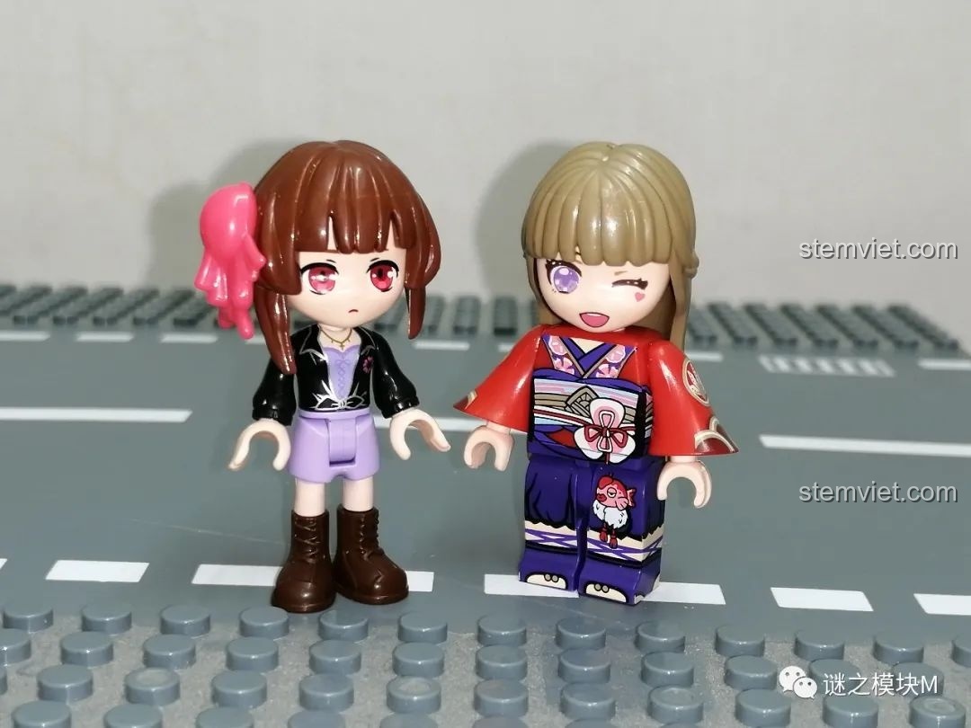 Thử nghiệm khả năng tương thích của đầu minifigure thường với thân của minifigure UNA 34011.