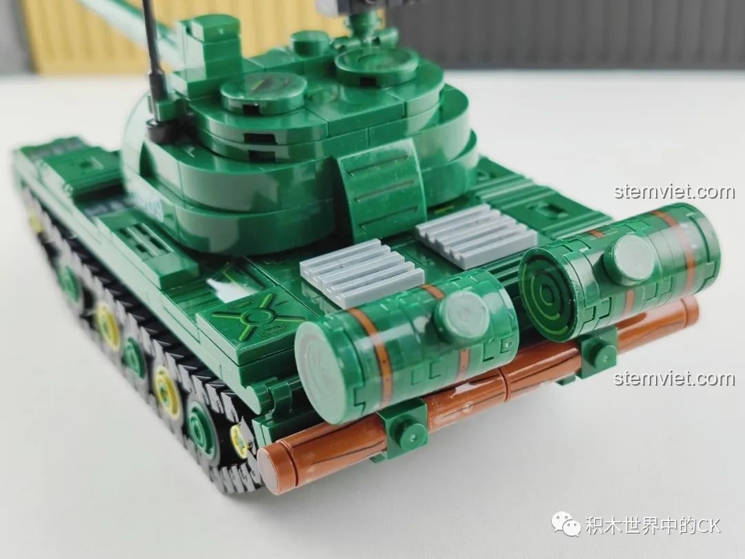 Góc nhìn cận cảnh các thùng nhiên liệu phụ phía sau xe tăng Type 59, thể hiện độ chi tiết của các mảnh ghép.