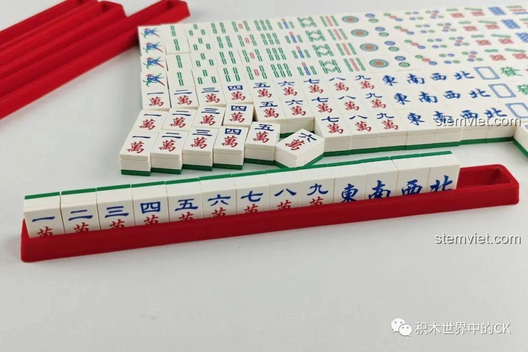 Các quân mạt chược lắp ráp được đặt trên giá đỡ, thể hiện tính năng chơi của Bộ Xếp Hình Mạt Chược SEMBO 601152.