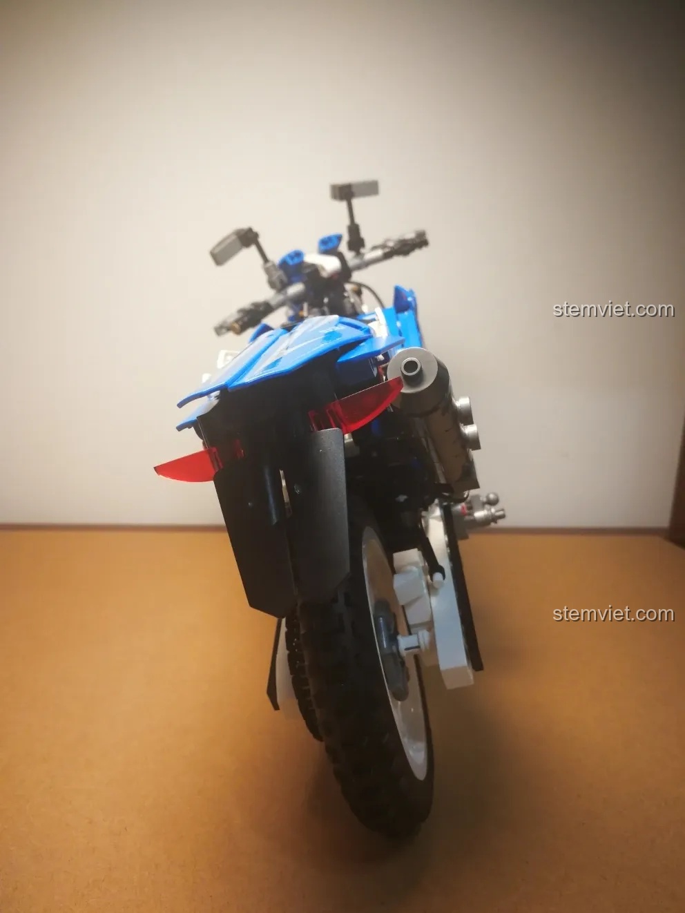 Góc nhìn từ phía sau của mô hình xe máy Yamaha Sembo 701702, khoe phần đuôi xe và bánh sau.