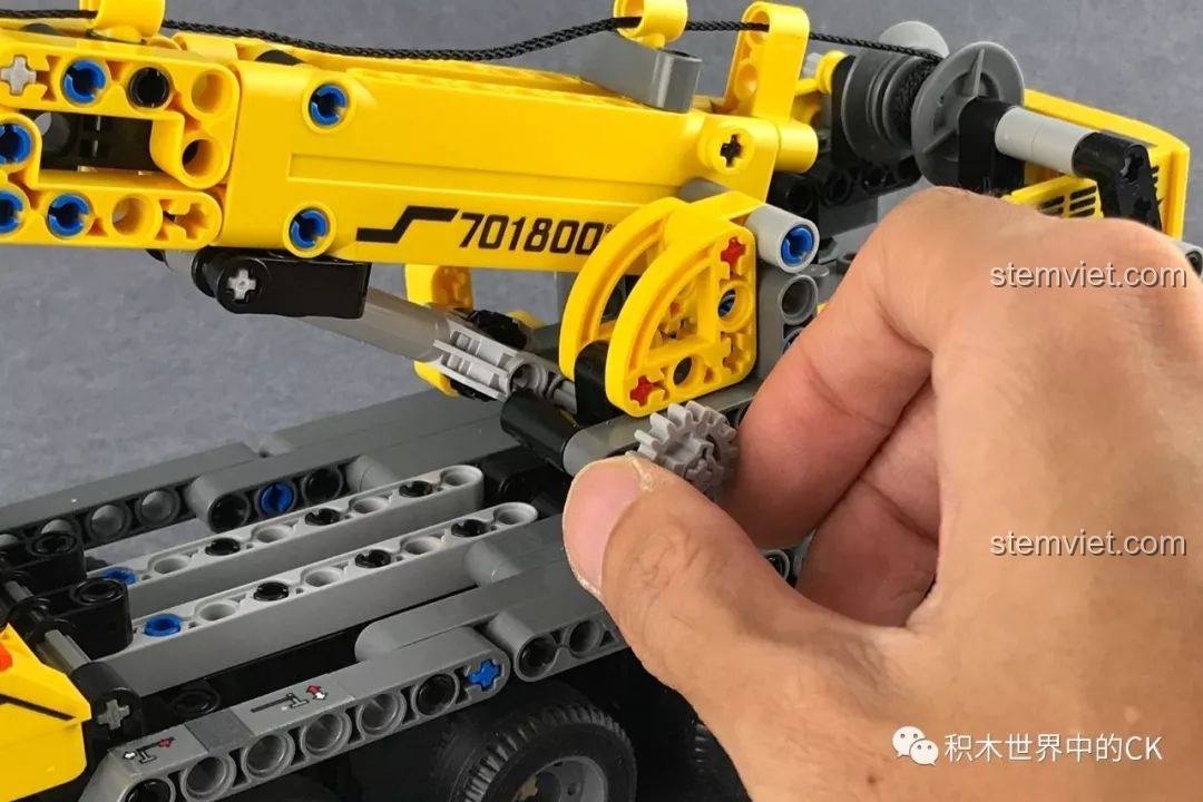 Cần cẩu của mô hình SEMBO 701800 được nâng lên đến độ cao tối đa.