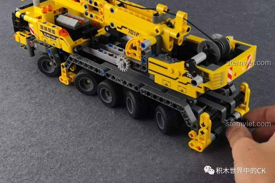 Trình diễn cơ chế điều khiển hướng bánh xe của bộ đồ chơi xây dựng Xe Cẩu hạng nặng.