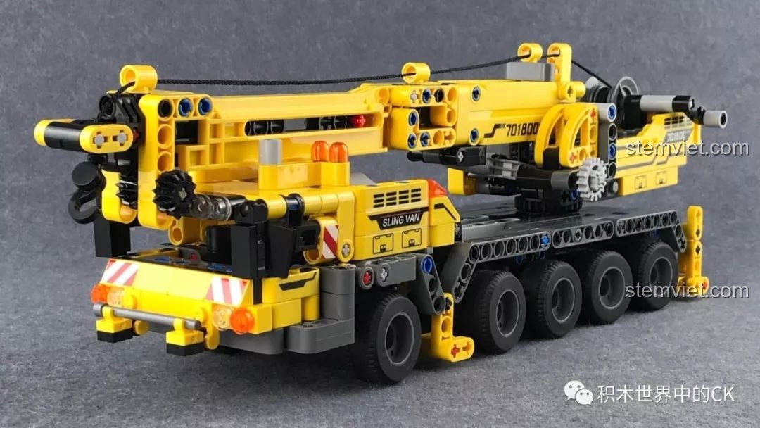 Mô hình Xe Cần Cẩu Di Động Technic SEMBO 701800 đã được lắp ráp hoàn chỉnh.