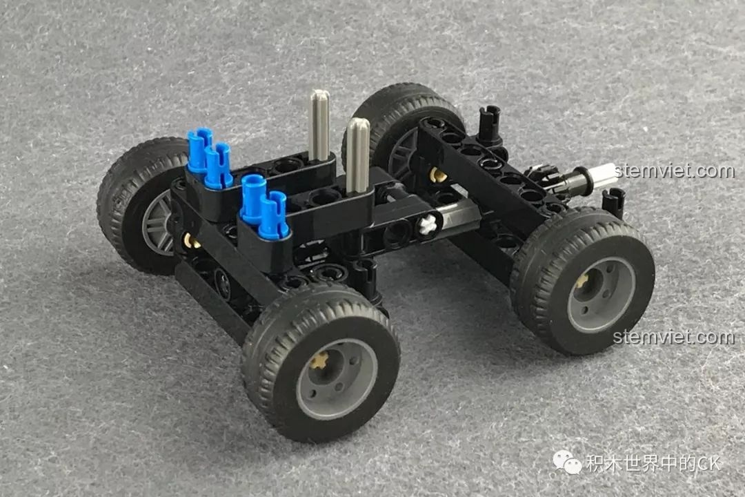 Quá trình lắp ráp bộ SEMBO 701800 bắt đầu với cụm bánh xe đầu tiên của xe cẩu.