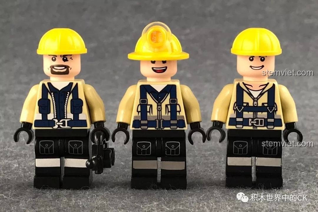 Ba minifigure công nhân công trường, tài xế cẩu, kỹ sư xây dựng trong bộ SEMBO 701800.