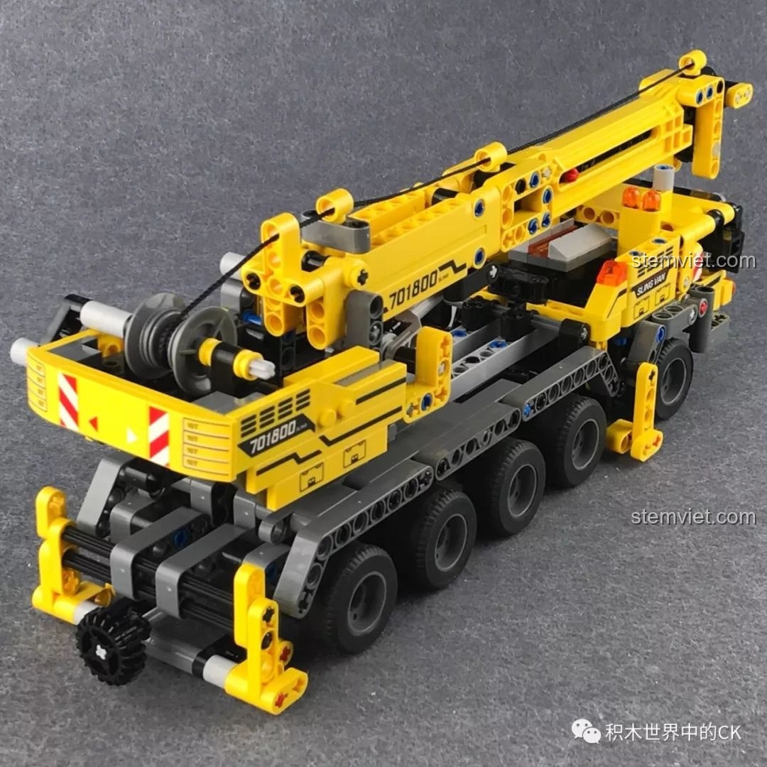 Góc nhìn chéo từ phía trước của mô hình Xe Cẩu Công Trình SEMBO 701800.