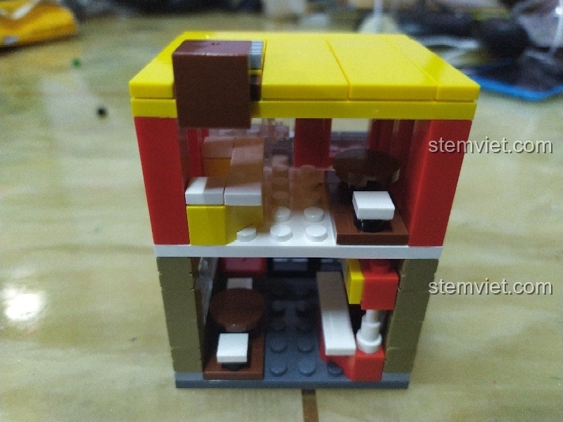 Mặt sau của mô hình Sembo Block SD6012 được thiết kế mở, lộ ra nội thất hai tầng bên trong.