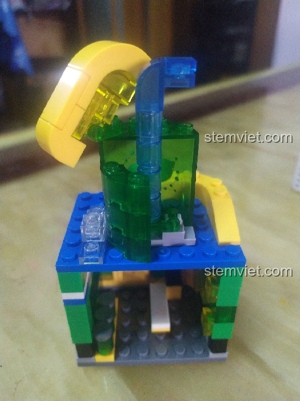 Mặt sau của mô hình Sembo Block SD6053 được thiết kế mở, cho thấy cấu trúc đơn giản bên trong.