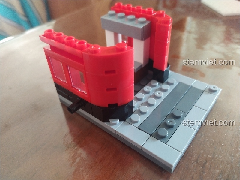 Trải nghiệm Sembo SD 6010 với các bức tường được dựng lên và một chốt nối đen đặc biệt.