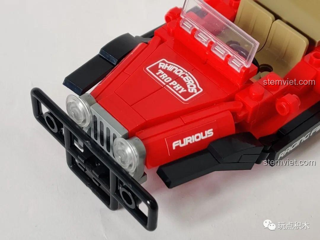 Cận cảnh phần đầu xe Jeep đang được lắp ráp, với lưới tản nhiệt và đèn pha đặc trưng của bộ đồ chơi Sluban B0816.