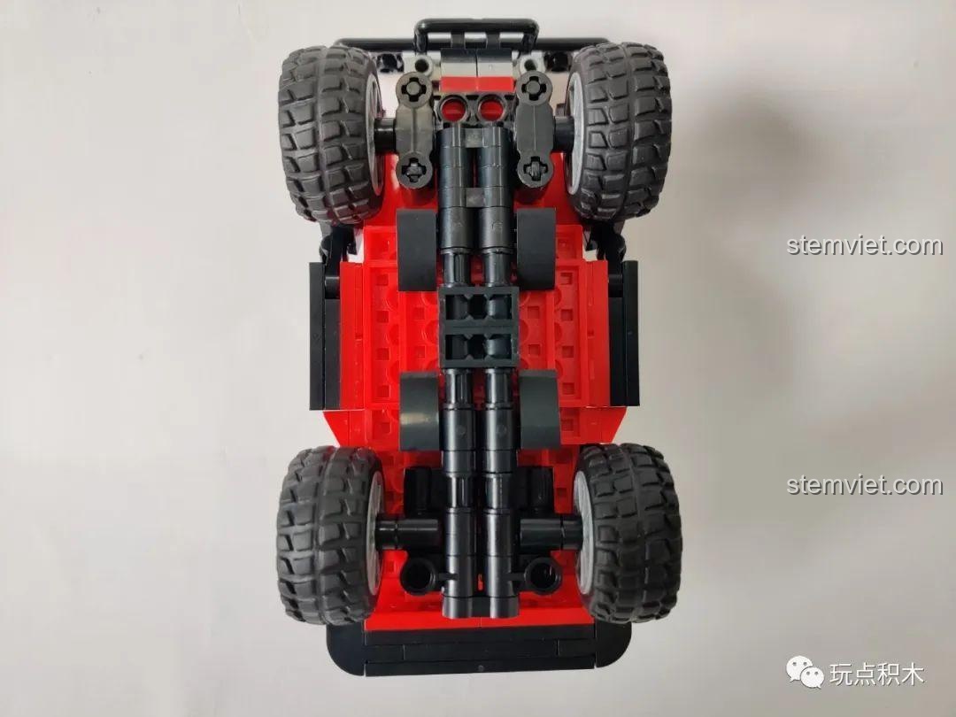 Quá trình gắn hệ thống treo vào phần thân xe của bộ lắp ghép Sluban M38 B0816 Xe Jeep Địa Hình, cho thấy cấu trúc dưới gầm xe.