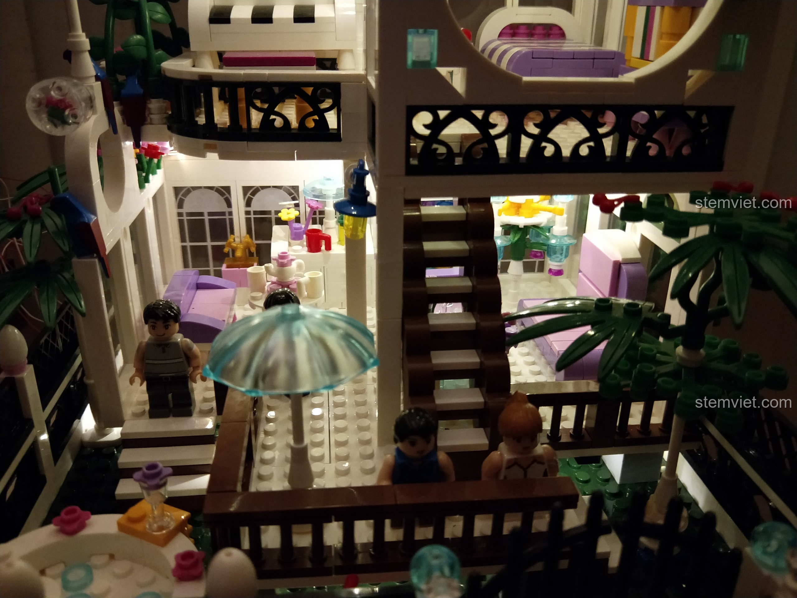 Các minifigure được bố trí ở các khu vực khác nhau trong ngôi nhà mơ ước XINGBAO, tạo nên một khung cảnh sống động.