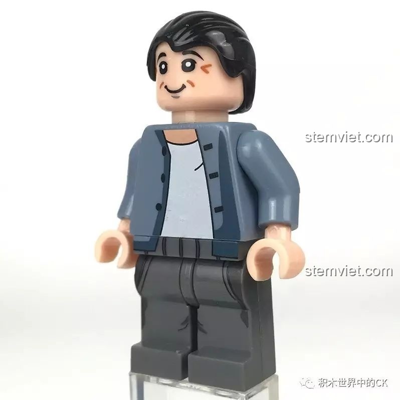 Góc nghiêng của minifigure Lão Quách, cho thấy rõ hơn về thiết kế trang phục khó hiểu.