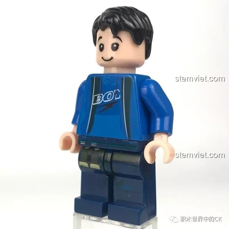 Góc nghiêng của minifigure Tiểu Minh, cận cảnh chi tiết áo và balo trong bộ XINGBAO XB-01013.