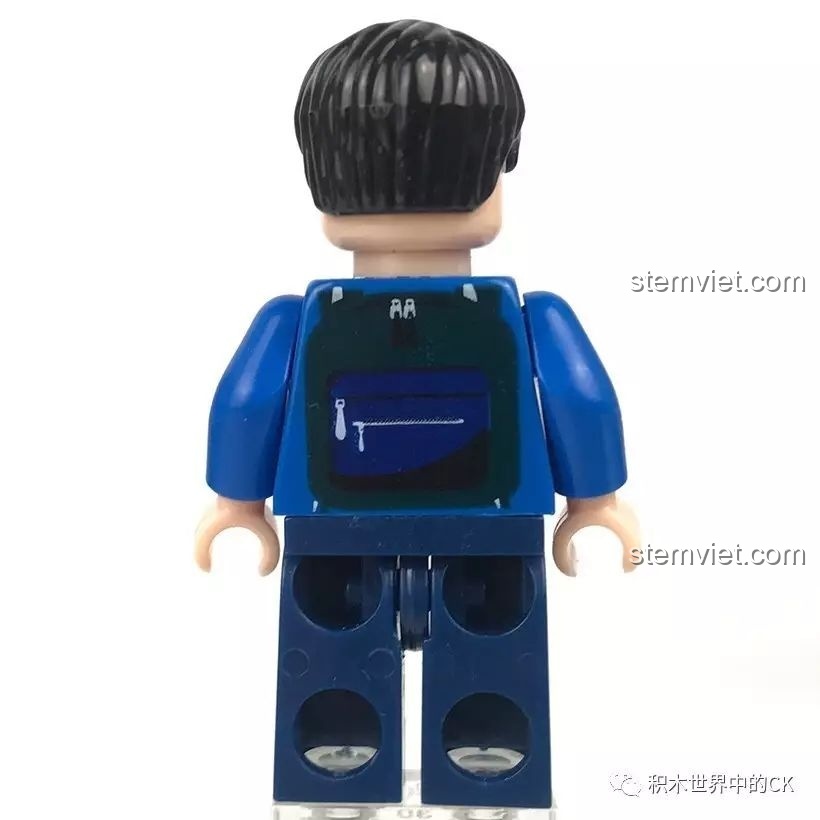 Mặt sau của minifigure Tiểu Minh, cho thấy hình in chiếc balo màu xanh đậm trong bộ Tòa nhà Làng Trong Phố.