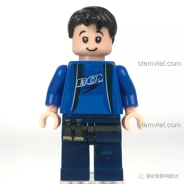 Minifigure Tiểu Minh trong bộ XINGBAO XB-01013 Mô hình Khu Phố Cổ, mặc áo xanh dương có chữ BOY.