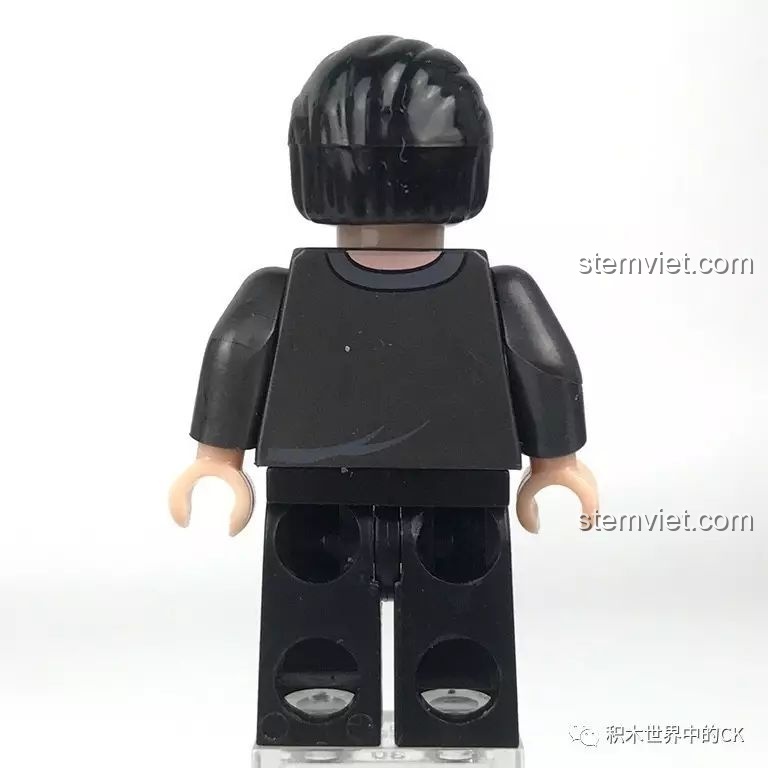 Mặt sau của minifigure Triệu Đức Trụ, cho thấy phần lưng áo đen trơn và vài lỗi in nhỏ.
