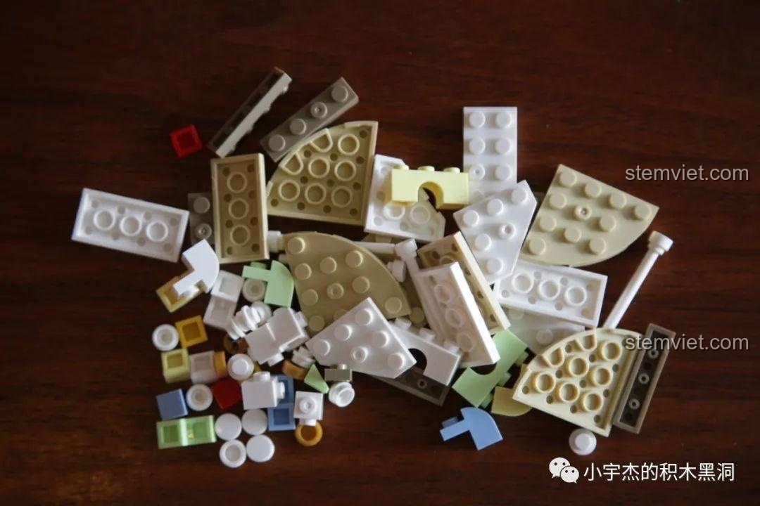 Toàn bộ chi tiết nhựa của bước 2 được đổ ra, sẵn sàng lắp ráp phần thân của bộ đồ chơi Mô hình đu quay ngựa gỗ XB01107.