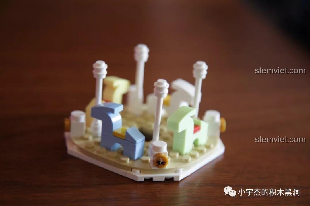 Các chú ngựa gỗ mini được gắn lên sàn xoay của mô hình, một bước quan trọng trong trải nghiệm XINGBAO XB01107 Đu quay ngựa gỗ.