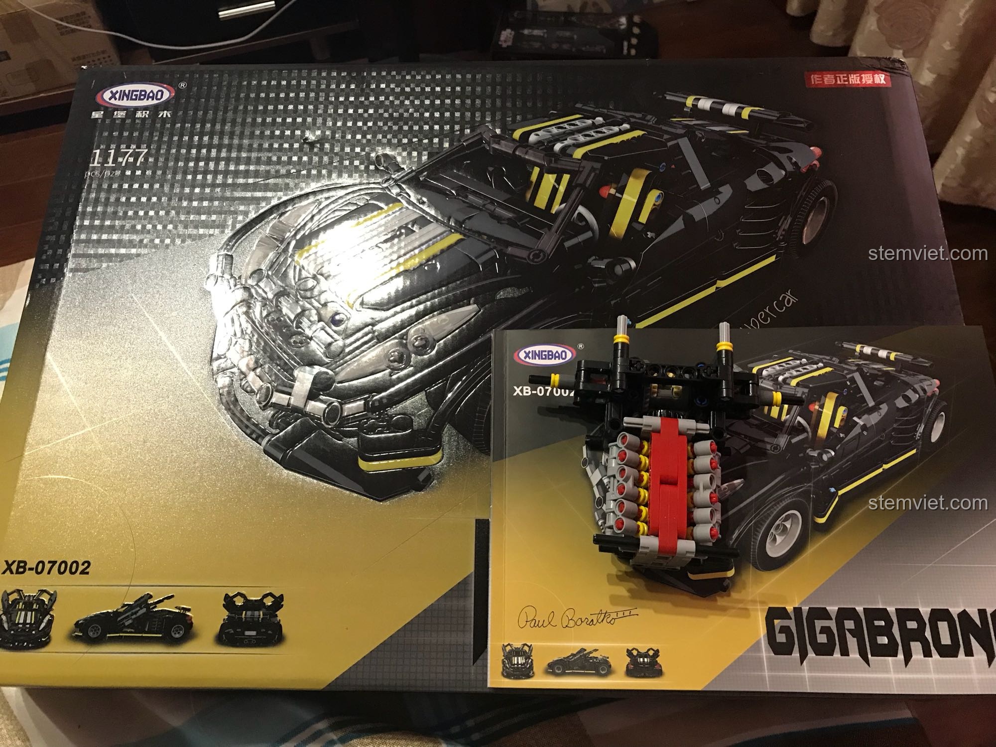 Hình ảnh hộp và sách hướng dẫn của bộ XINGBAO XB-07002 Xe đua Balisong, chuẩn bị cho quá trình trải nghiệm lắp ráp.