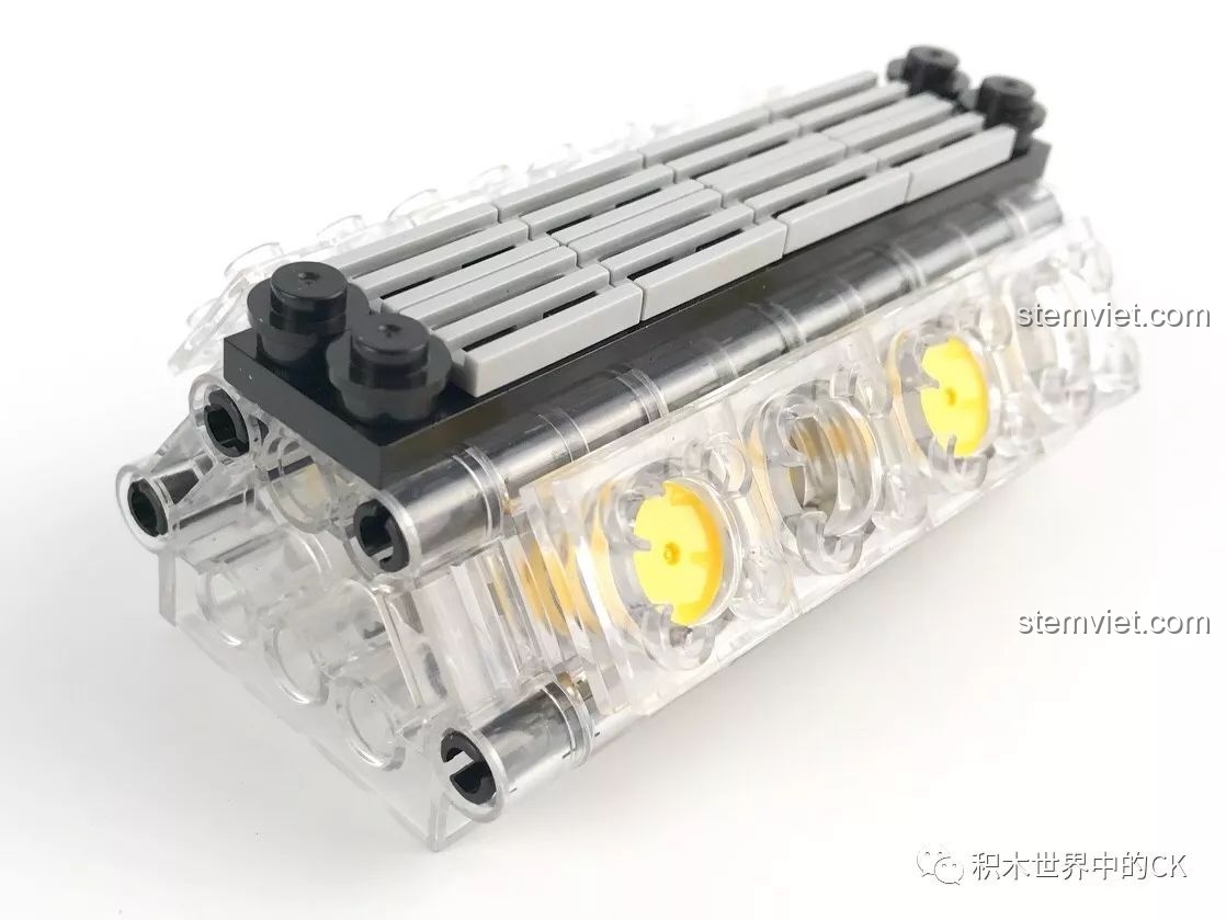 Trải nghiệm YILE 915 Hypercar Koenigsegg One:1, cận cảnh khối động cơ V8 làm từ các chi tiết trong suốt độc đáo.