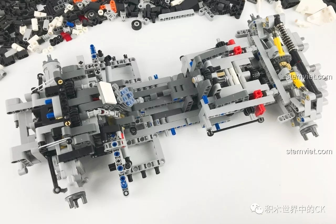 Trải nghiệm YILE 915A Kiệt tác công nghệ Thụy Điển Koenigsegg One:1, khung gầm hoàn chỉnh với hệ thống treo và lái.