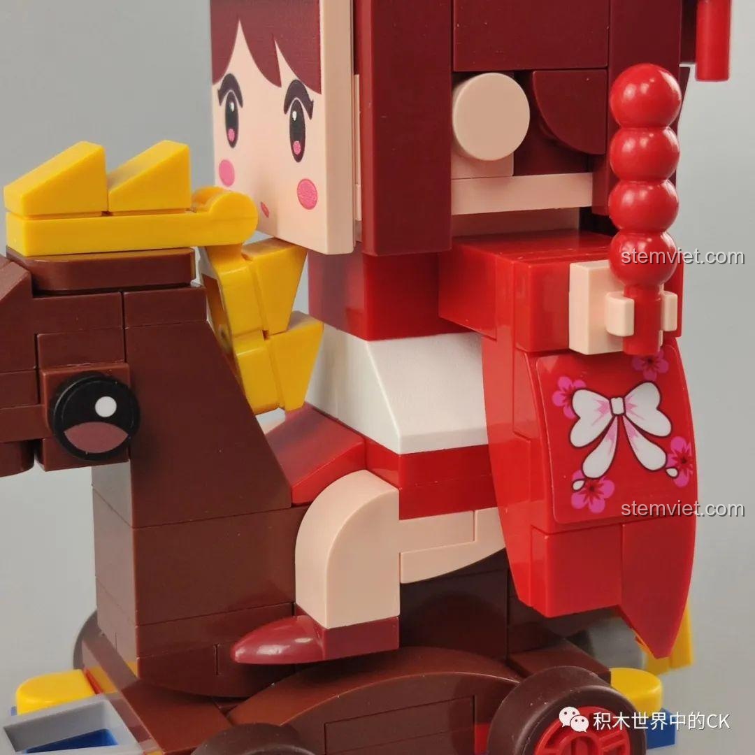 Chi tiết sticker nơ trên trang phục của nhân vật Hua Xiaolou, tăng thêm vẻ duyên dáng cho mô hình.