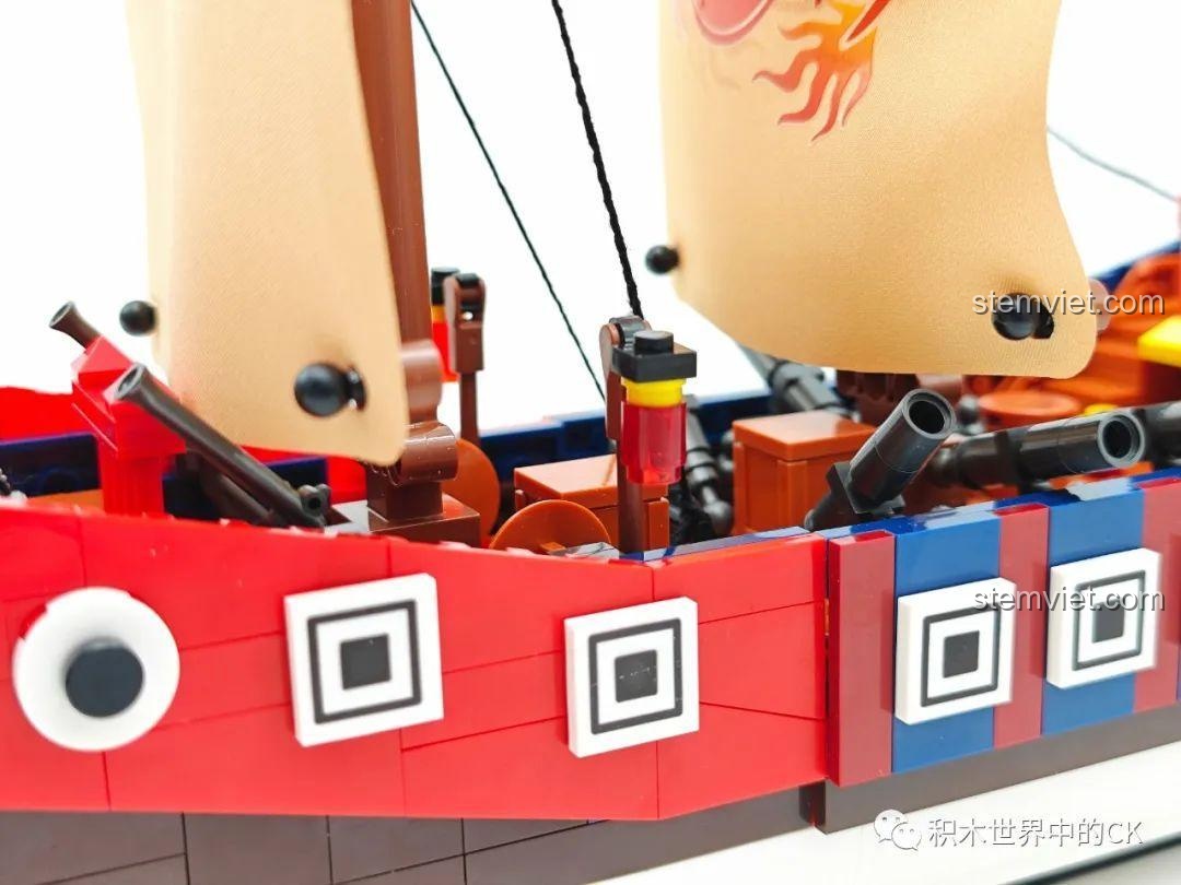 Chi tiết trang trí bên hông của đồ chơi mô hình Tàu chiến cổ điển Trung Quốc 58001 giá rẻ, tạo nên vẻ ngoài hoàn chỉnh.