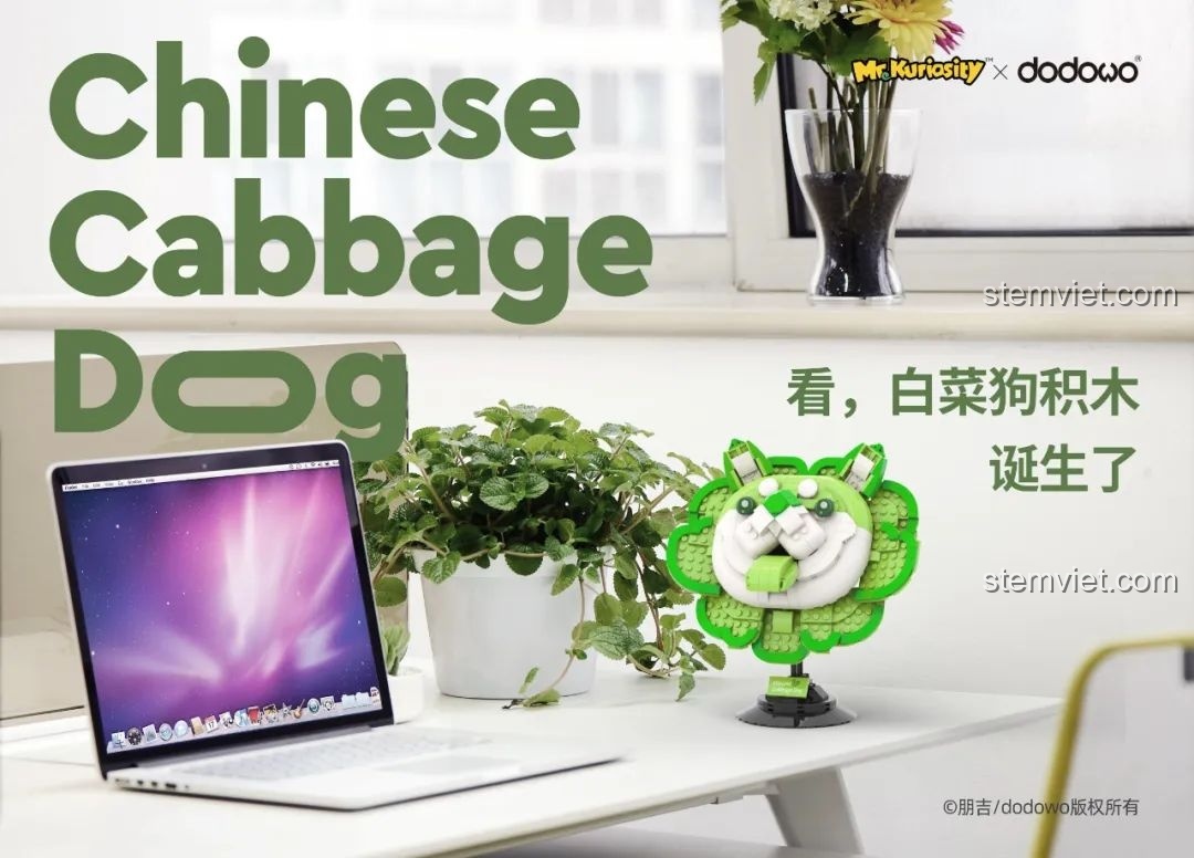 Bộ đồ chơi Chú chó lai bắp cải 12601 trưng bày cạnh laptop, phù hợp để trang trí không gian làm việc hiện đại.