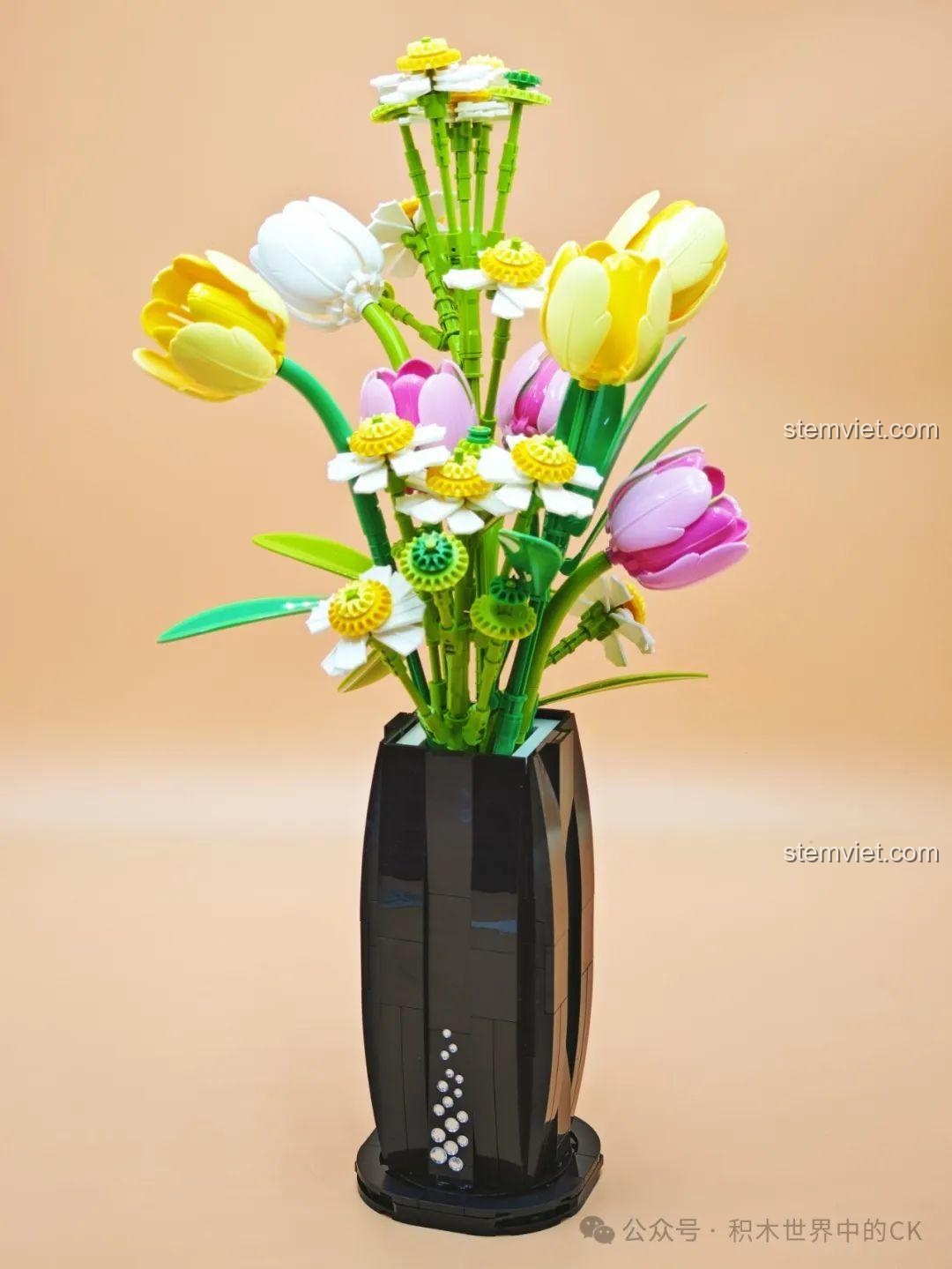 Lọ hoa được trang trí thêm sticker kim cương từ bộ BAKA 33802, tạo điểm nhấn lấp lánh và độc đáo.