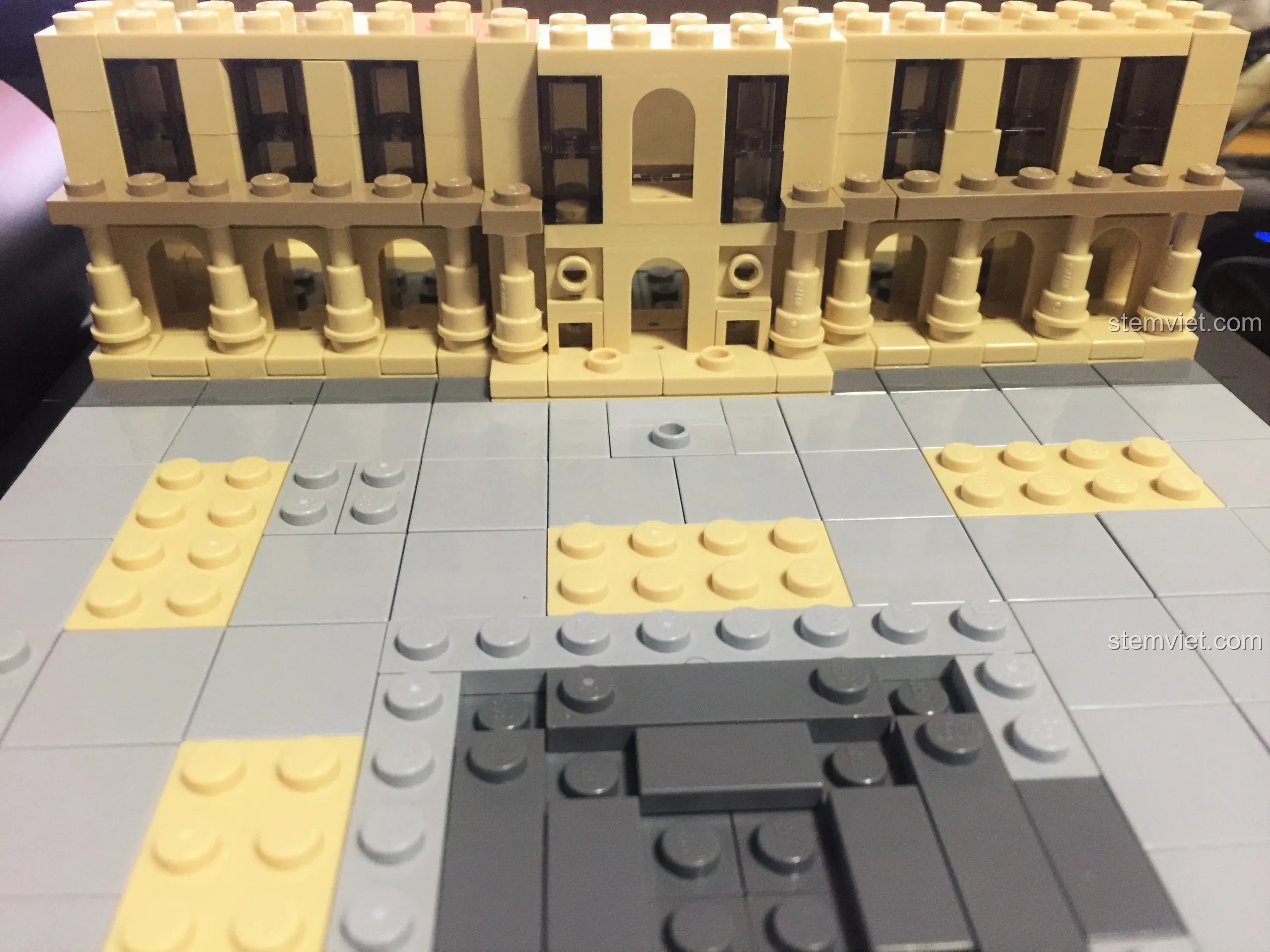 Thêm các cột trụ màu cát để trang trí mặt tiền của cung điện trong bộ LEGO Architecture 21024 Louvre.