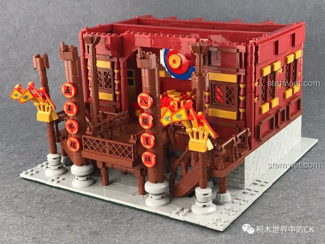 Mặt tiền của Đại Hí Viện được trang trí lộng lẫy với cờ phướn và các biển hiệu.
