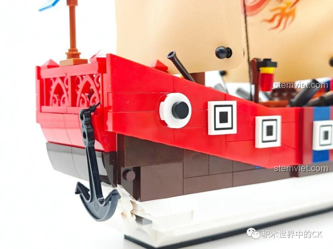 Chi tiết trang trí ở mũi tàu của bộ lắp ráp Thuyền chiến cổ Trung Quốc cho trẻ em 8 tuổi, tăng thêm vẻ đẹp cho mô hình.