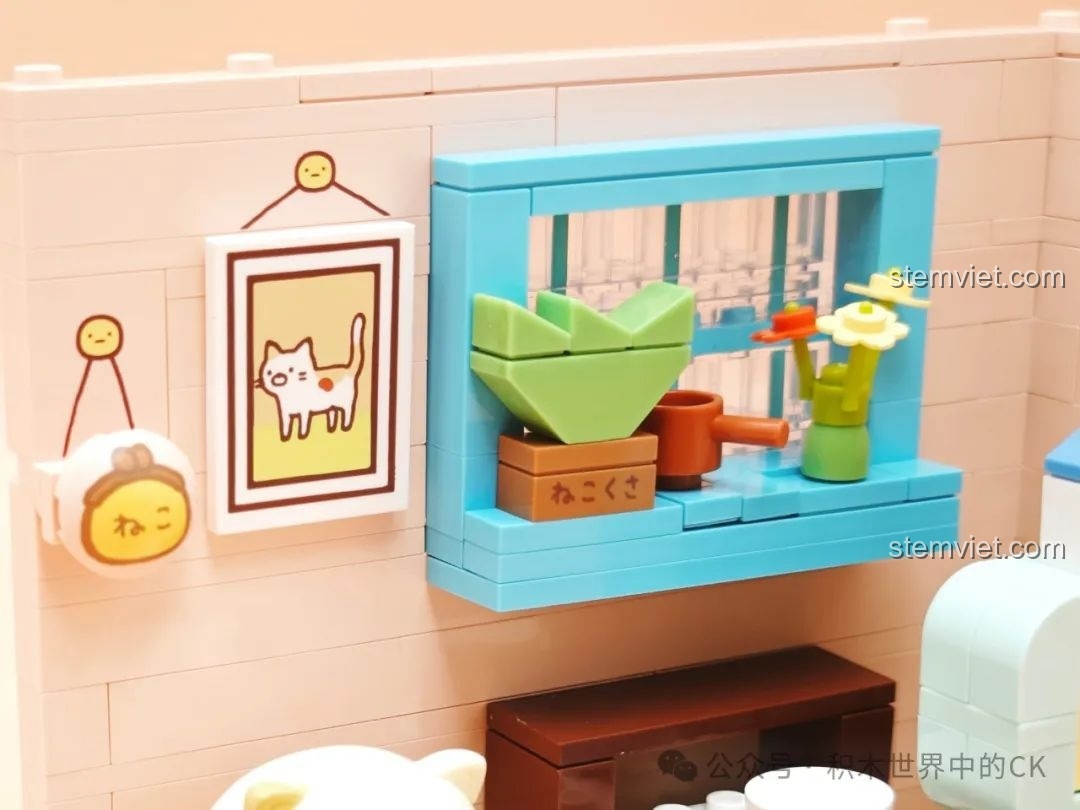 Khung cửa sổ màu xanh với chậu cây và bức tranh treo tường hình mèo trong bộ lắp ráp góc nhỏ của Neko.